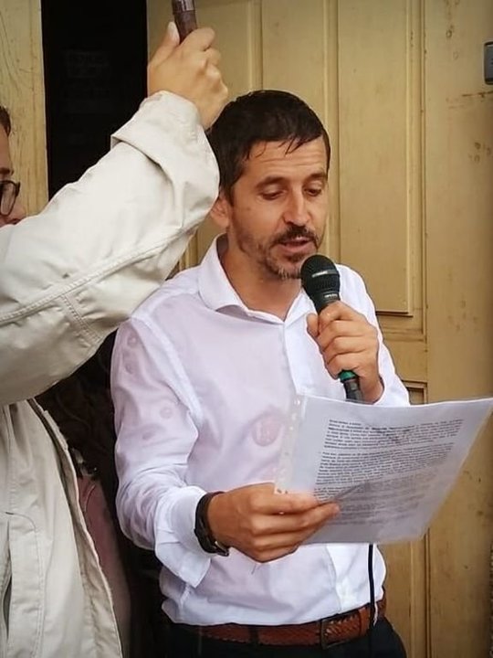Salvador leyendo el manifiesto de la primera manifestación en Tui.