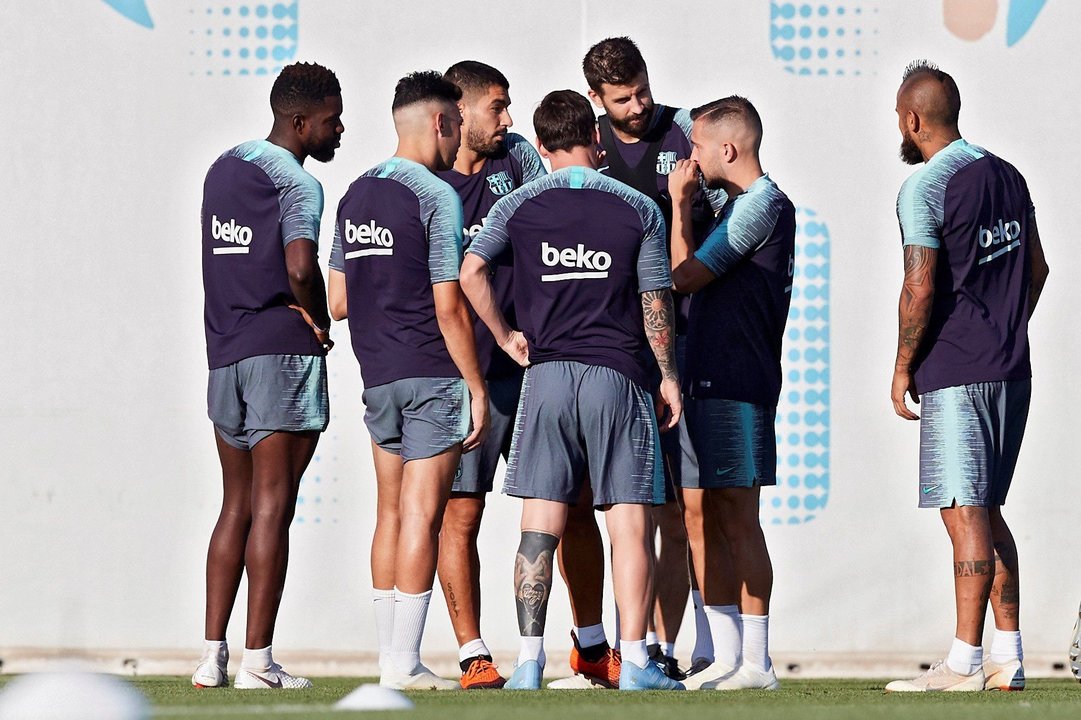 Jordi Alba habla con Luis Suárez, Munir, Piqué y Messi.