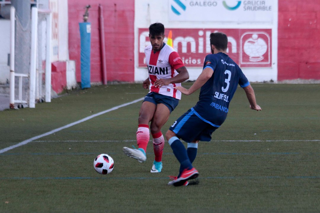 Ronald juega hacia adelante en el partido frente al Silva.