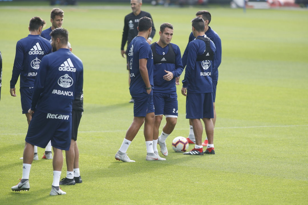 Gustavo Cabral, Facundo Roncaglia y Maxi Gómez rodean a Hugo Mallo durante un entrenamiento en el estadio de Balaídos.