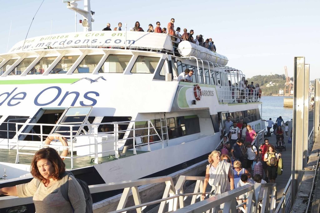 Por la tarde, decenas de viajeros llegaban a Vigo tras un fin de semana de alta ocupación en Cíes.