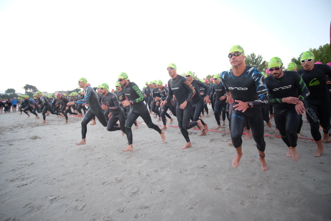 Los participantes en el Desafío Santander Islas Cíes se lanzan al agua en el momento de iniciar la competición                                         en la playa viguesa de O Vao