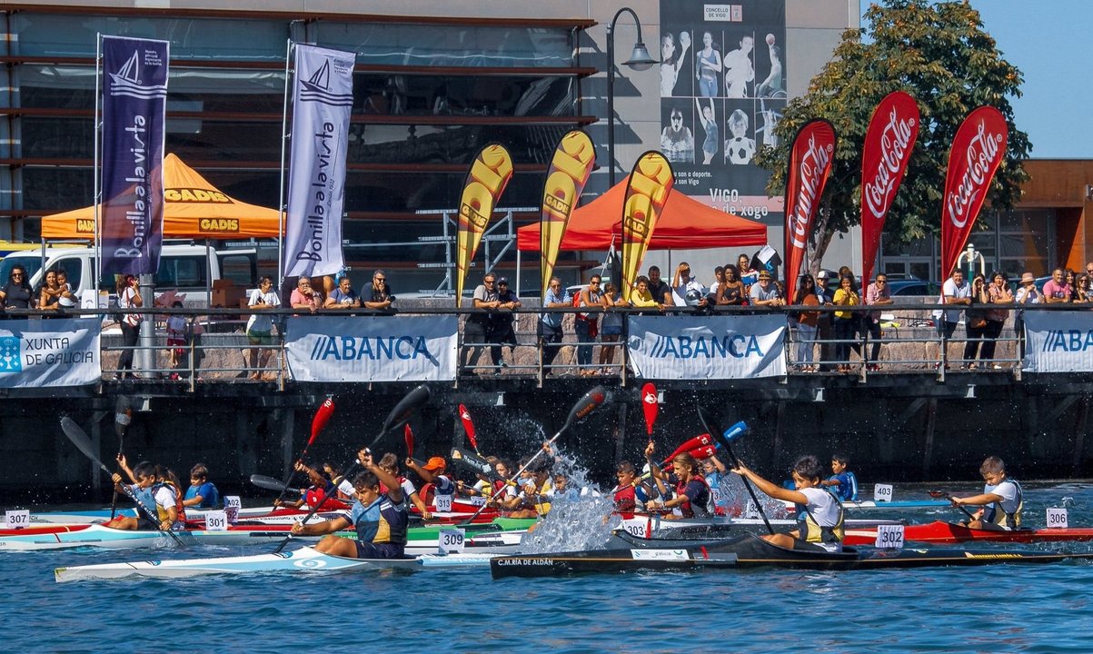 Las pruebas de la Copa Galicia de kayak de mar se disputaron en aguas de Bouzas y fueron seguidas por un numeroso público.