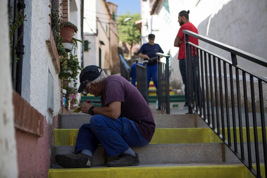 Los vecinos ayudan a Khaïri Jemli a pintar una escalera de Aladrén con &#34;los colores de la alegría&#34;.