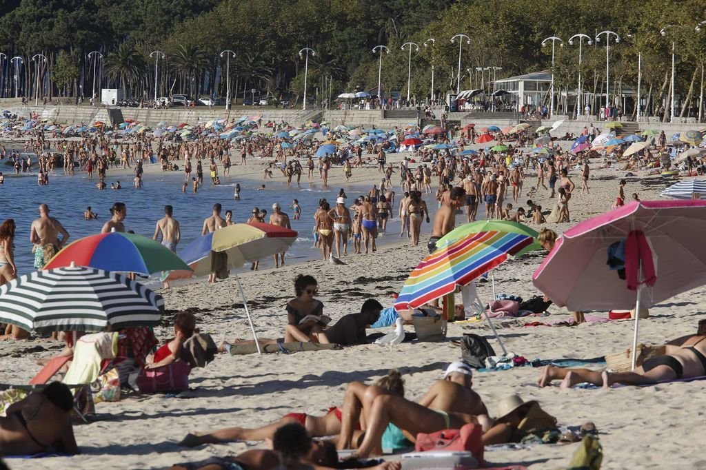 La playa viguesa de Samil registró ayer un lleno típico de un día de verano, pese a ser otoño, debido a las altas temperaturas.