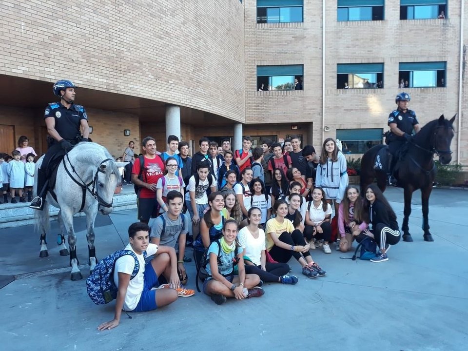 Dos policías a caballo acompañaron a los alumnos del colegio San José de Cluny.