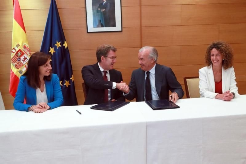 Firma de los Presidentes de la Xunta y Banco Santander, Núñez Feijóo y Rodrigo Echenique.