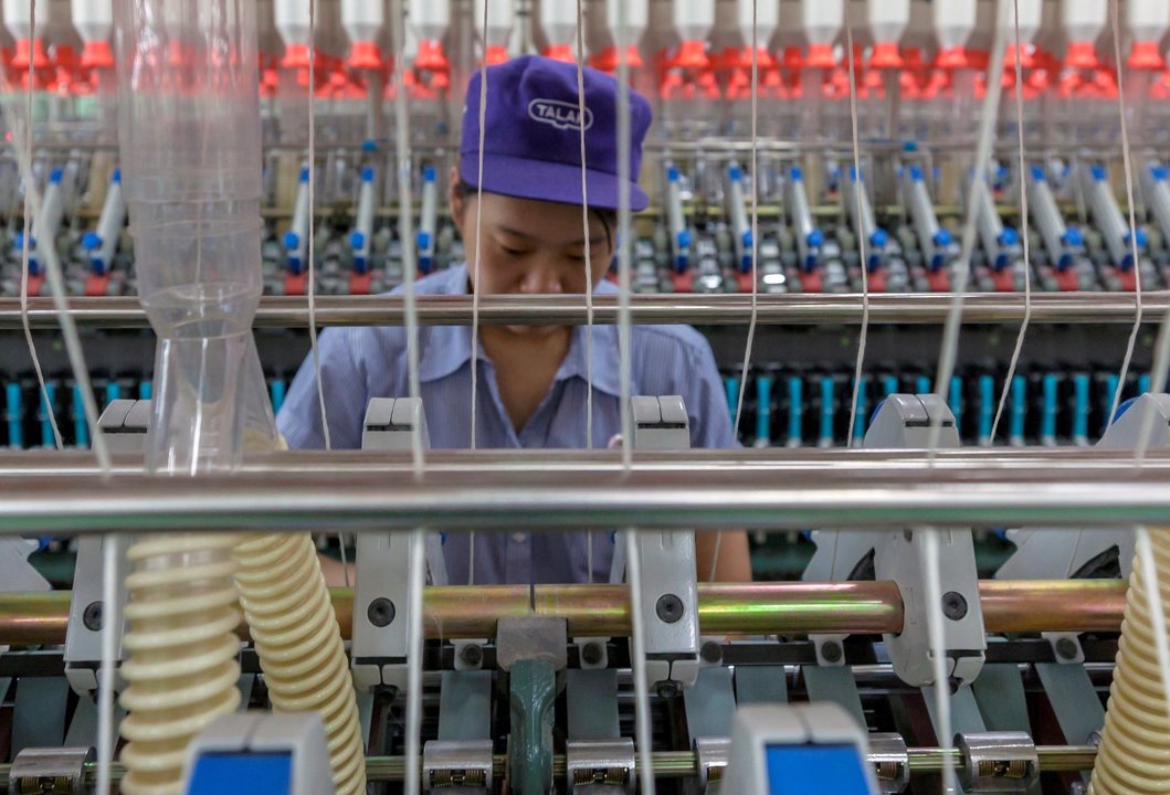 Una mujer trabaja en una fábrica textil de Talak, en la provincia de Jiangsu (China).