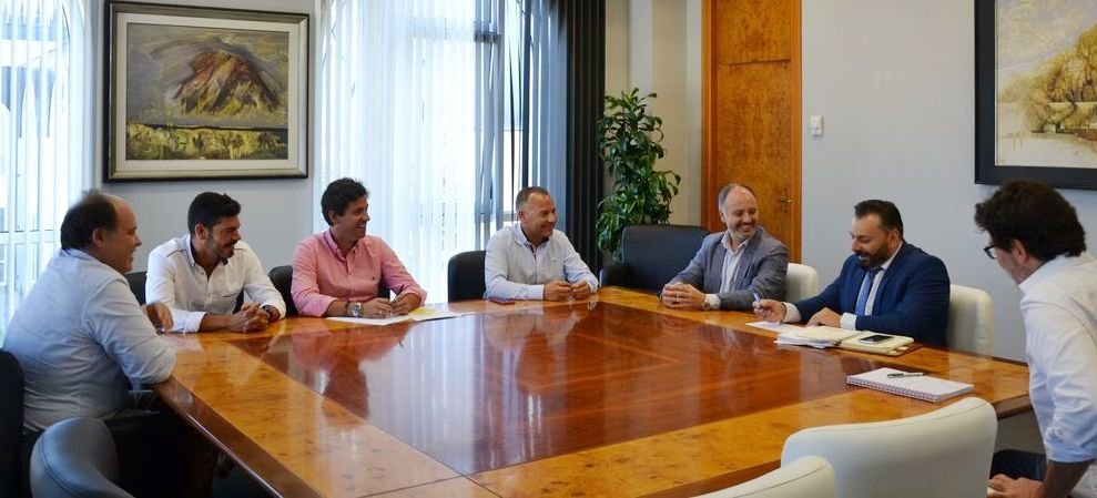 Reunión ayer en Zona Franca con empresarios, Regades y el alcalde Ferreira.