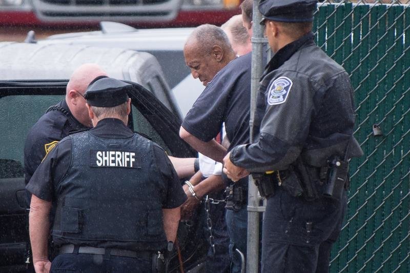 El cómico estadounidense Bill Cosby (c) es escoltado a su salida del tribunal