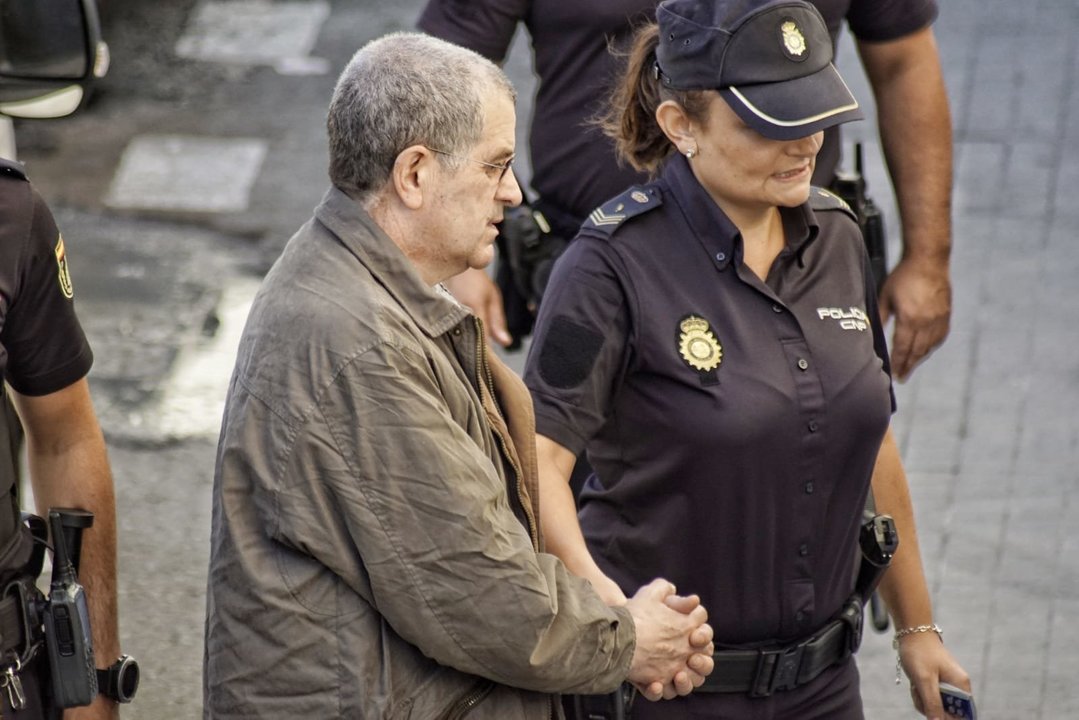 Miguel Rosendo, a su llegada a la Audiencia custodiado por la Policía  // Vicente Alonso