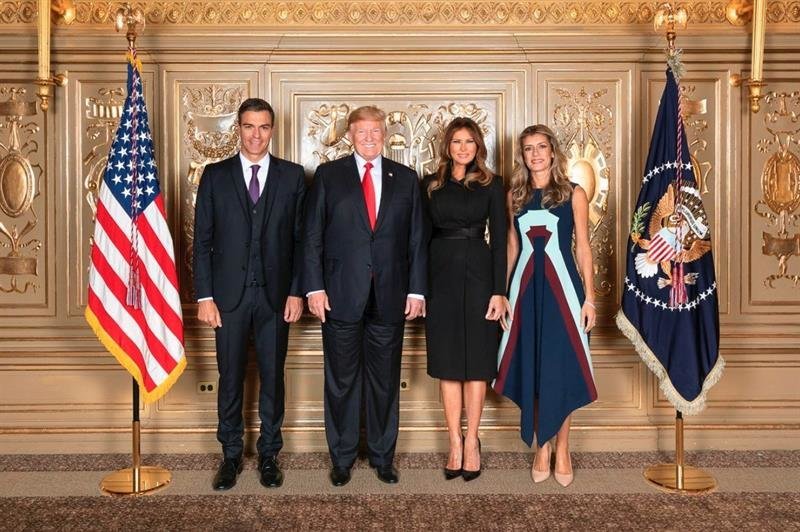 La Casa Blanca divulgó hoy la foto del presidente de Estados Unidos, Donald Trump, y del jefe del Gobierno español, Pedro Sánchez, junto a sus respectivas esposas