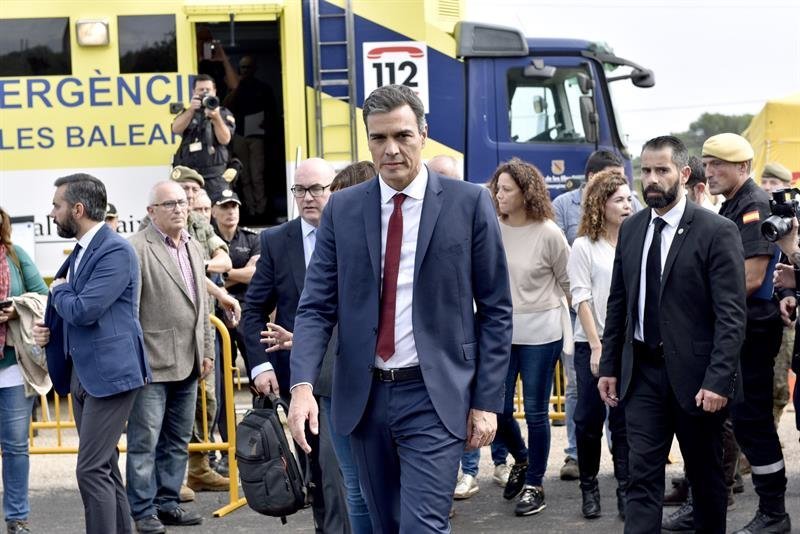 El presidente del Gobierno, Pedro Sánchez, ha visitado hoy el centro de mando que se ha montado en la localidad de Sant Llorenç (Mallorca