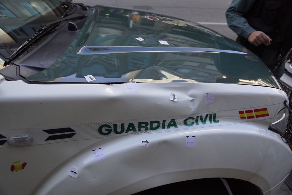 Estado en el que quedó el vehículo de la Guardia Civil.
