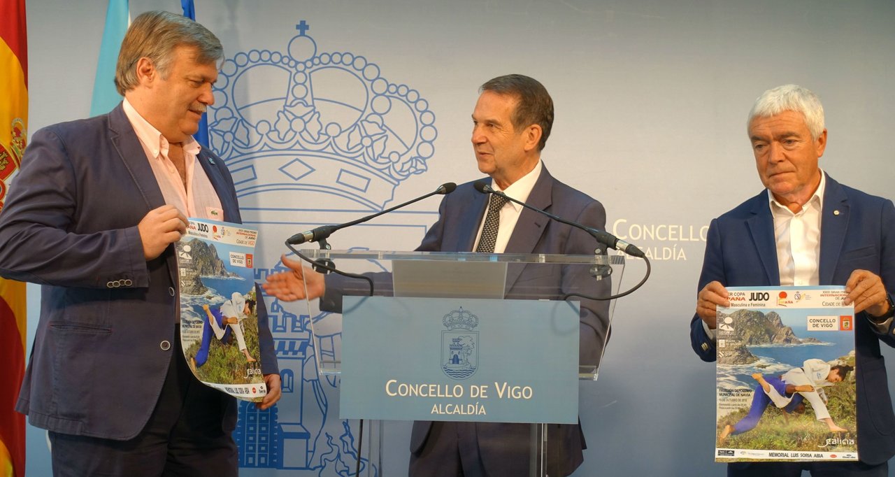 Mario Muzas, presidente de la Gallega, con Abel Caballero y Manel Fernández, en la presentación.
