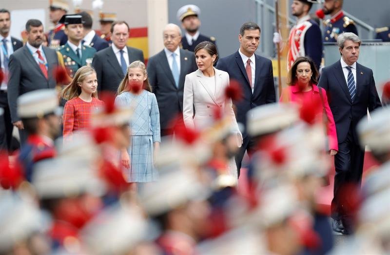 La Reina Letizia, junto a sus hijas, la Princesa Leonor y la infanta Sofía, el presidente del Gobierno, Pedro Sánchez (3d) y la ministra de Defensa, Margarita Robles (2d)