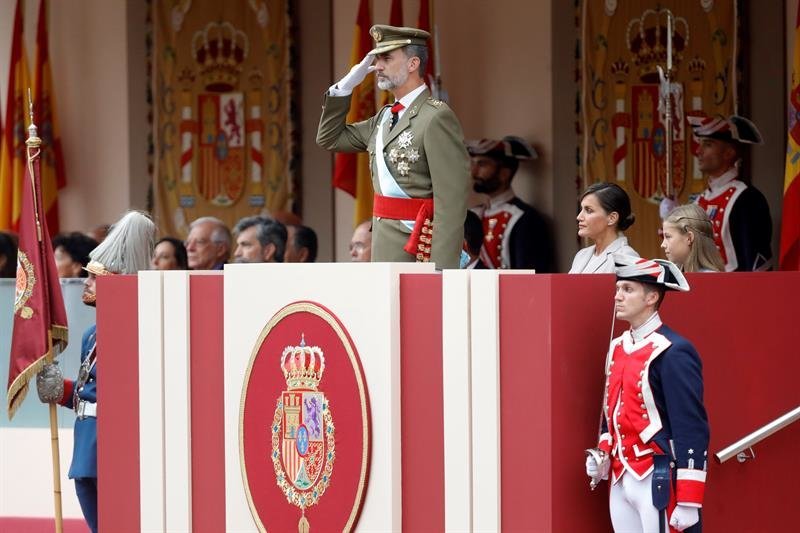 El rey Felipe saluda durante el tradicional desfile del 12 de octubre