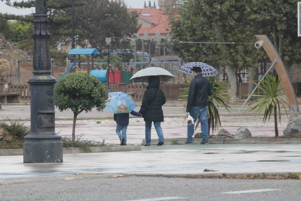 Los paraguas volvieron a las calles y se quedarán una temporada porque lloverá toda la semana.