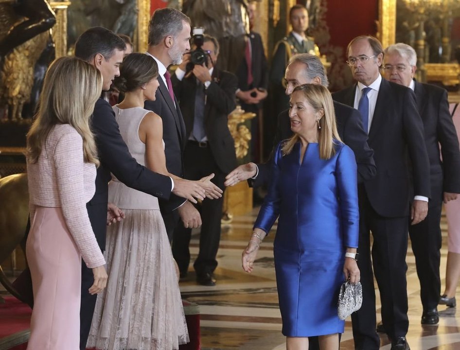Sánchez y su mujer saludando al lado de los Reyes.