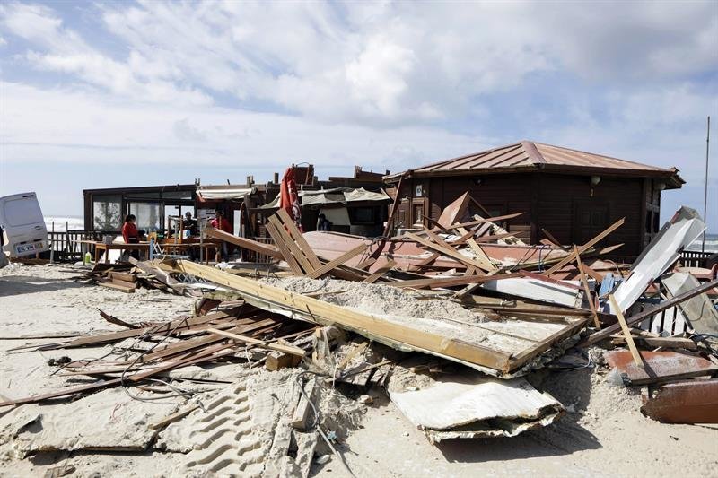 Vista de un restaurante destruido después del paso de la tormenta Leslie en Praia da Vieira, Marinha Grande, Portugal