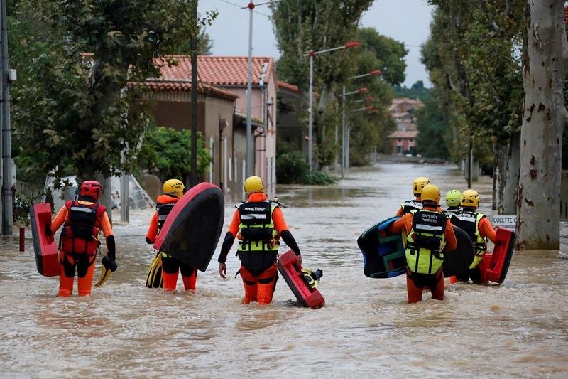 Los bomberos trabajan en las operaciones de rescate debido a las inundaciones en Trebes (Francia)