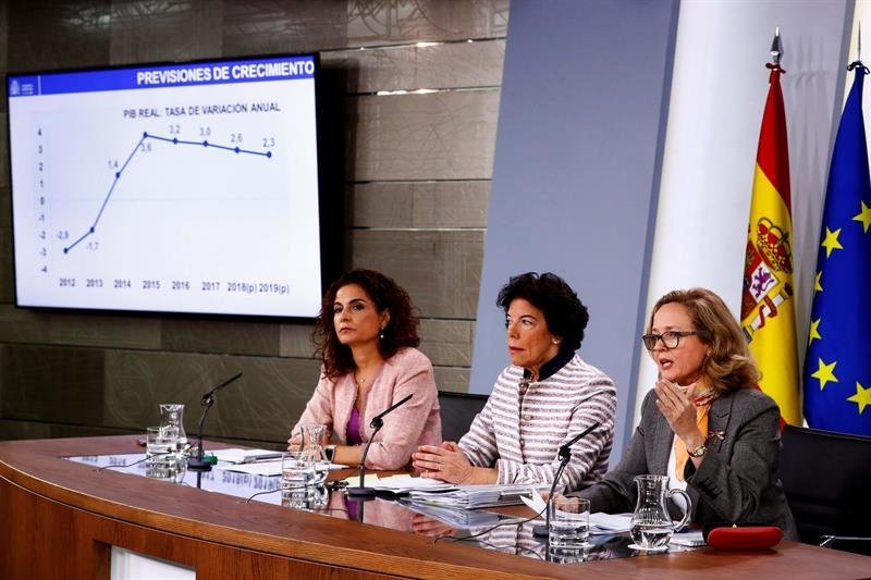 Las ministras de Hacienda María Jesús Montero (i), ministra Portavoz Isabel Celaá (c), y de Economía Nadia Calviño, durante la rueda de prensa posterior al consejo de ministros