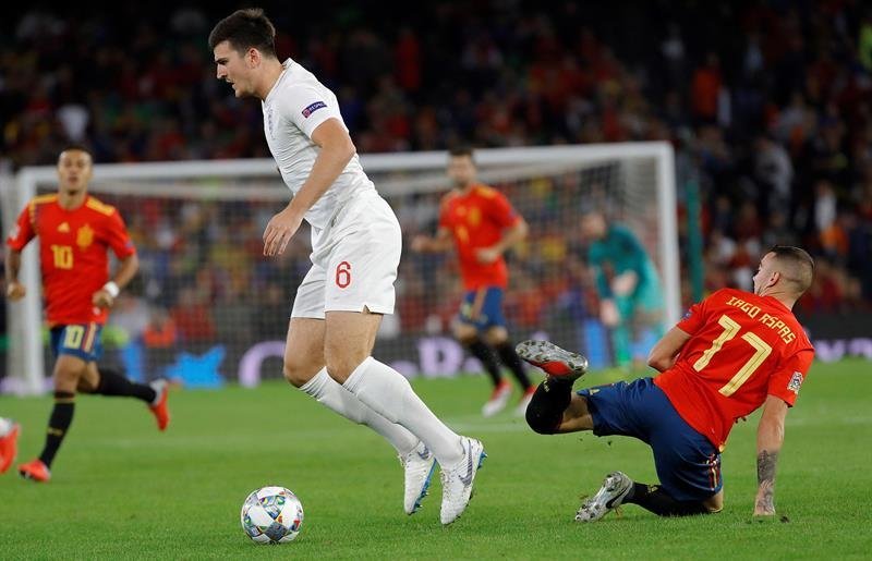 El delantero de España Iago Aspas (d) presiona al defensa de Inglaterra Harry Maguire