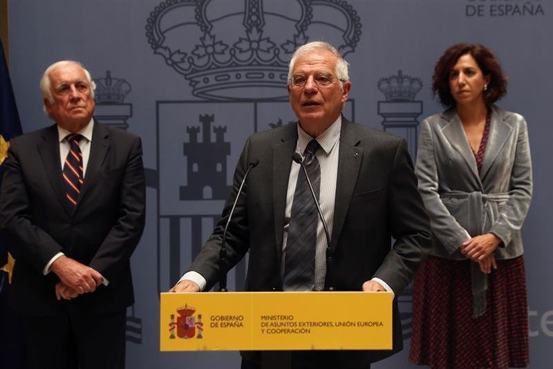 El ministro de Exteriores, Josep Borrell (c)