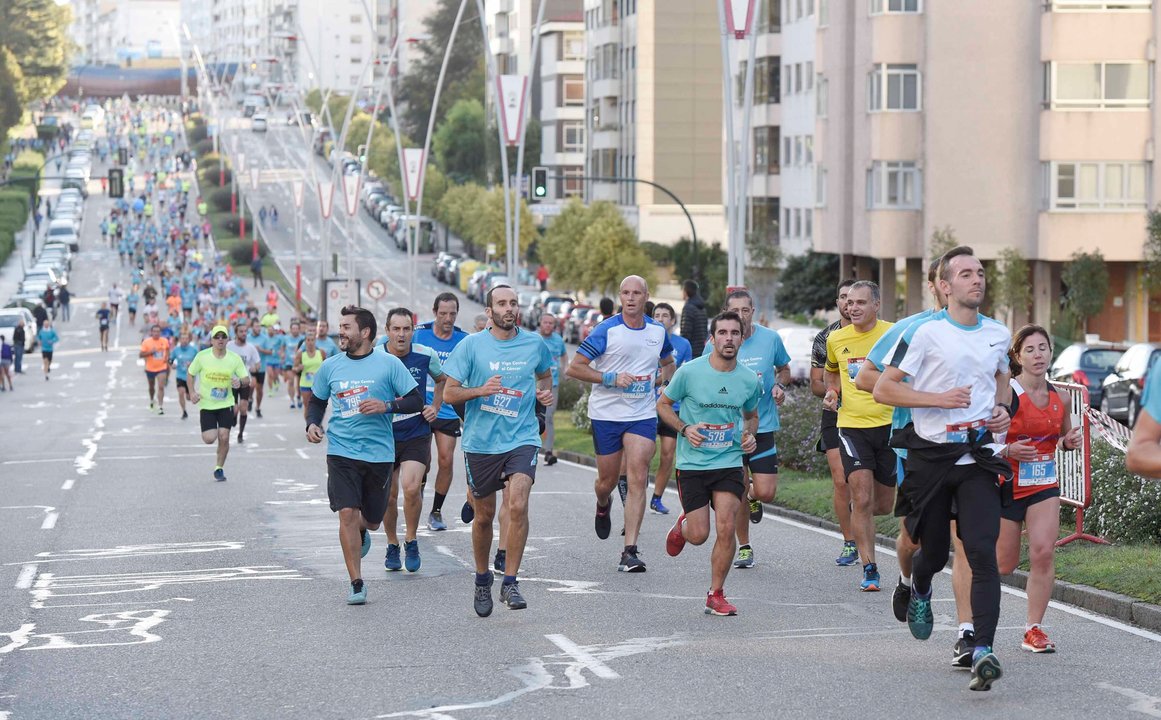 Más de 3.500 corredores se dieron cita en la Avenida de Castelao en la edición 2017 de la Vigo Contra el Cáncer.