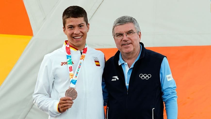 Yoel Becerra muestra la medalla de bronce que ganó en Buenos Aires.
