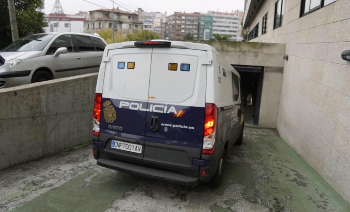 Un furgon policial traslada al detenido al juzgado de Vigo