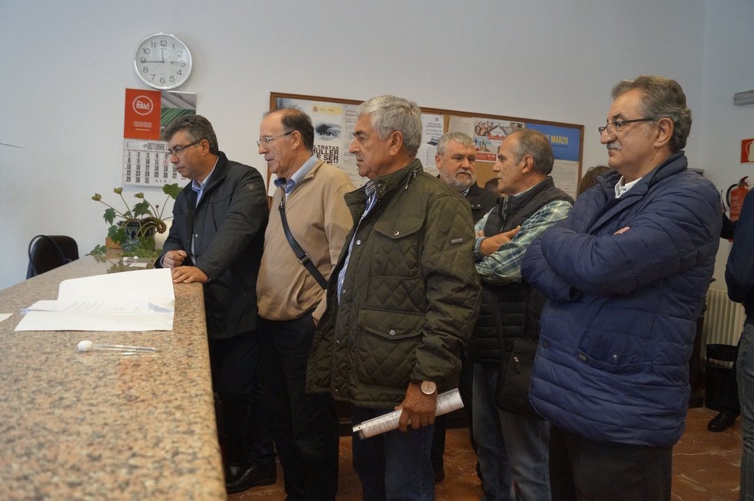 El alcalde Javer Bas y vecinos de Redondela y Chapela en la Subdelegación del Gobierno.