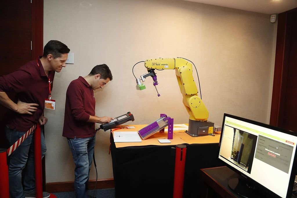 Los asistentes pudieron ver el buen funcionamiento de los robots que desarrolla y produce la compañía en Mos.