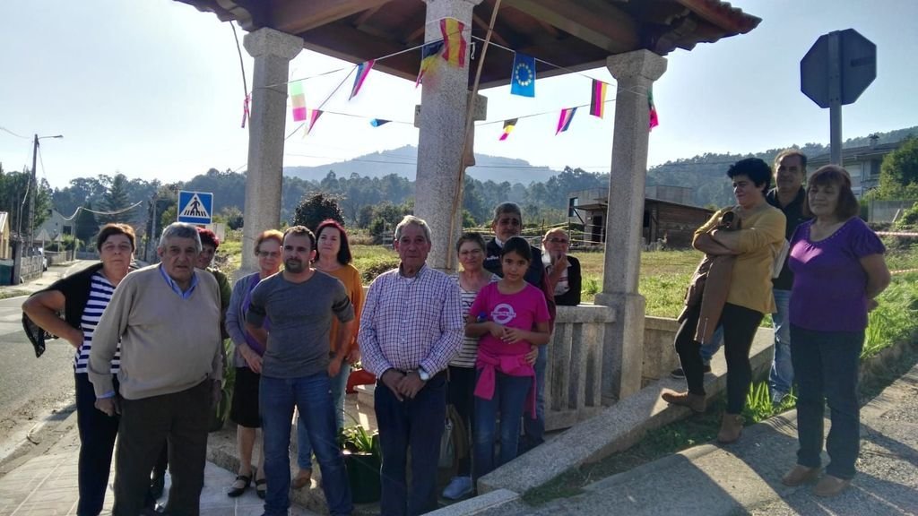 El grupo de vecinos de Torneiros, Herville y Cela, ayer ante el templete del Cristo de Matos.