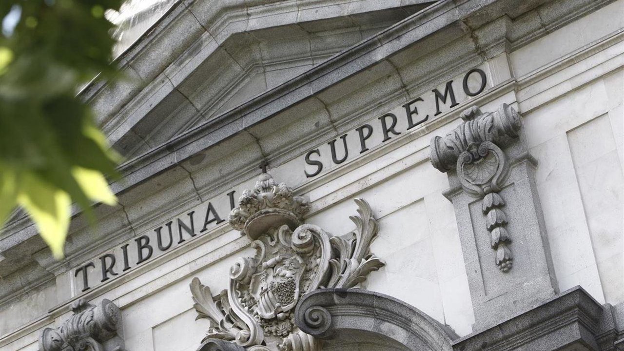 Detalle de la fachada principal de la sede del Tribunal Supremo.