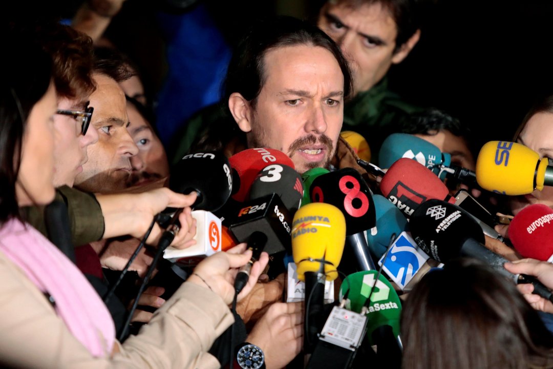 Pablo Iglesias atiende a los medios de comunicación a su salida de la prisión de Lledoners.