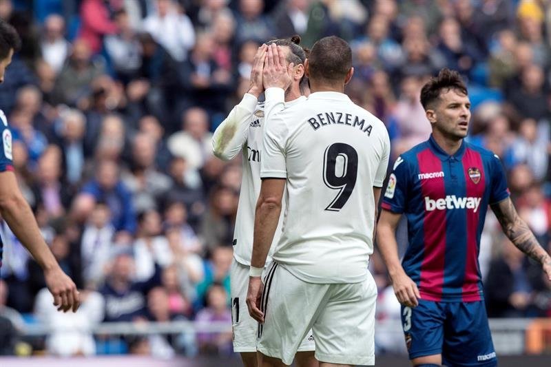 Los jugadores del Real Madrid Gareth Bale (i) y Karim Benzema en su partido ante el Levante