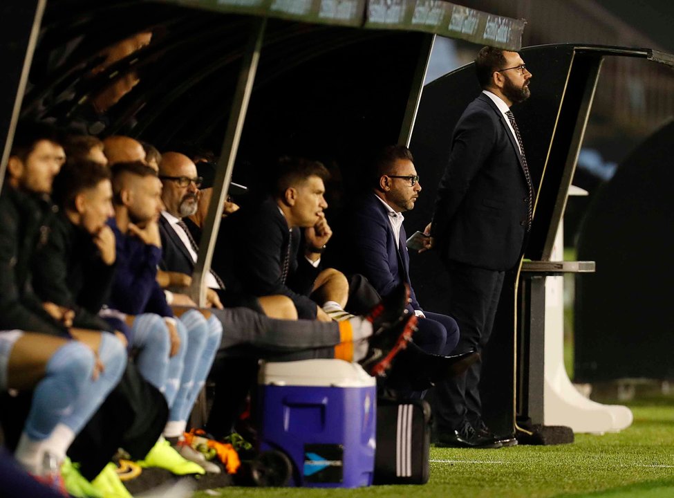 Antonio Mohamed se queja al cuarto árbitro de una acción durante el partido del pasado viernes en el estadio de Balaídos.