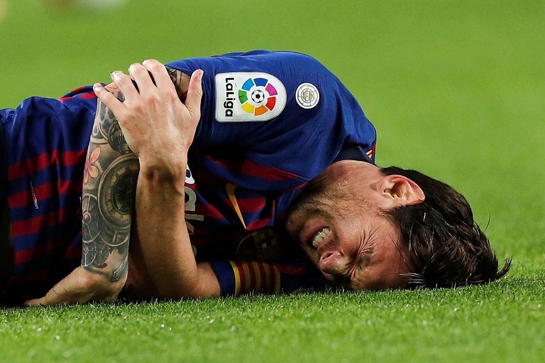 Messi se duele de su codo derecho tras sufrir un encontronazo con Franco Vázquez.