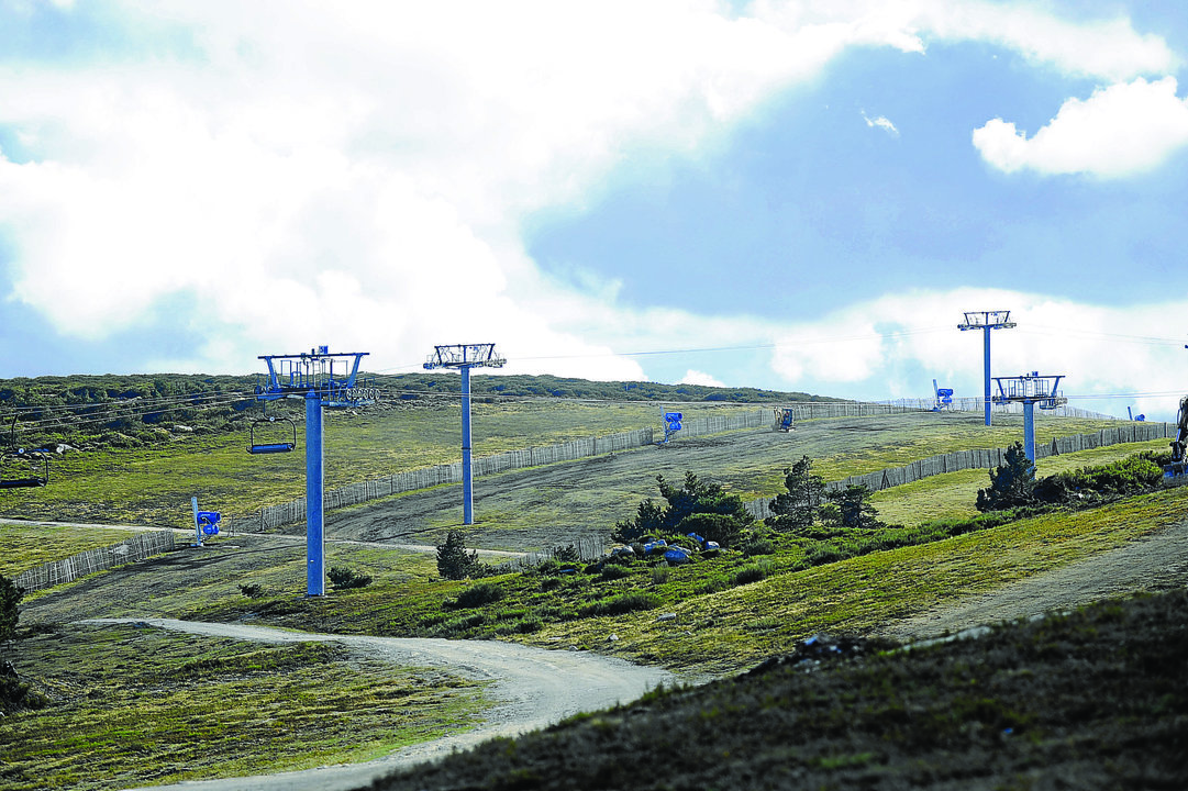 Imagen de los cañones de innivación, a lo largo del eje central de la estación de montaña.