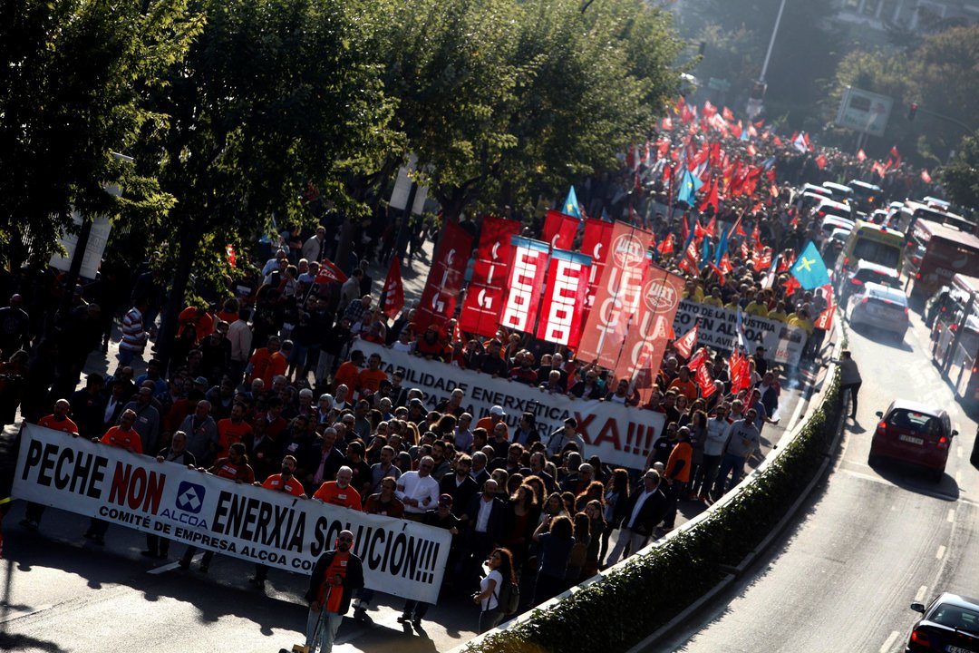 La manifestación contra el cierre de las factorías de Alcoa, por las calles de A Coruña.