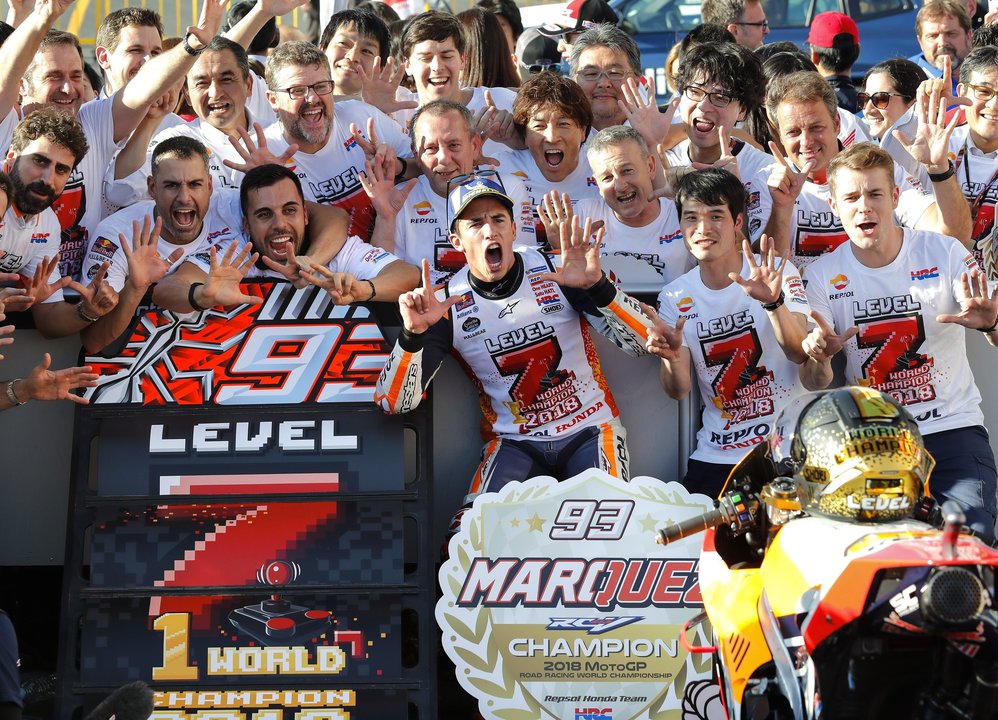 Marc Márquez celebra con su equipo el séptimo título mundial, el quinto en MotoGP.
