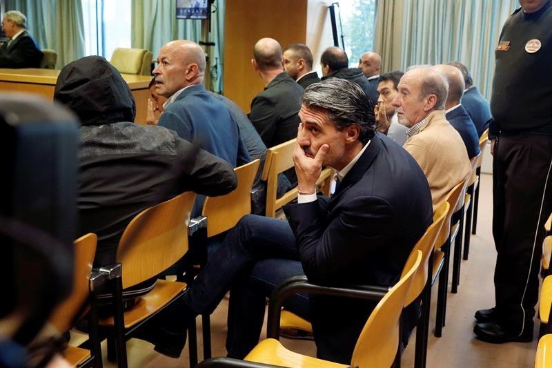 La Audiencia Provincial de Madrid juzga al director deportivo del Málaga y exjugador y exdirectivo del Atlético de Madrid José Luis Pérez Caminero (2i)