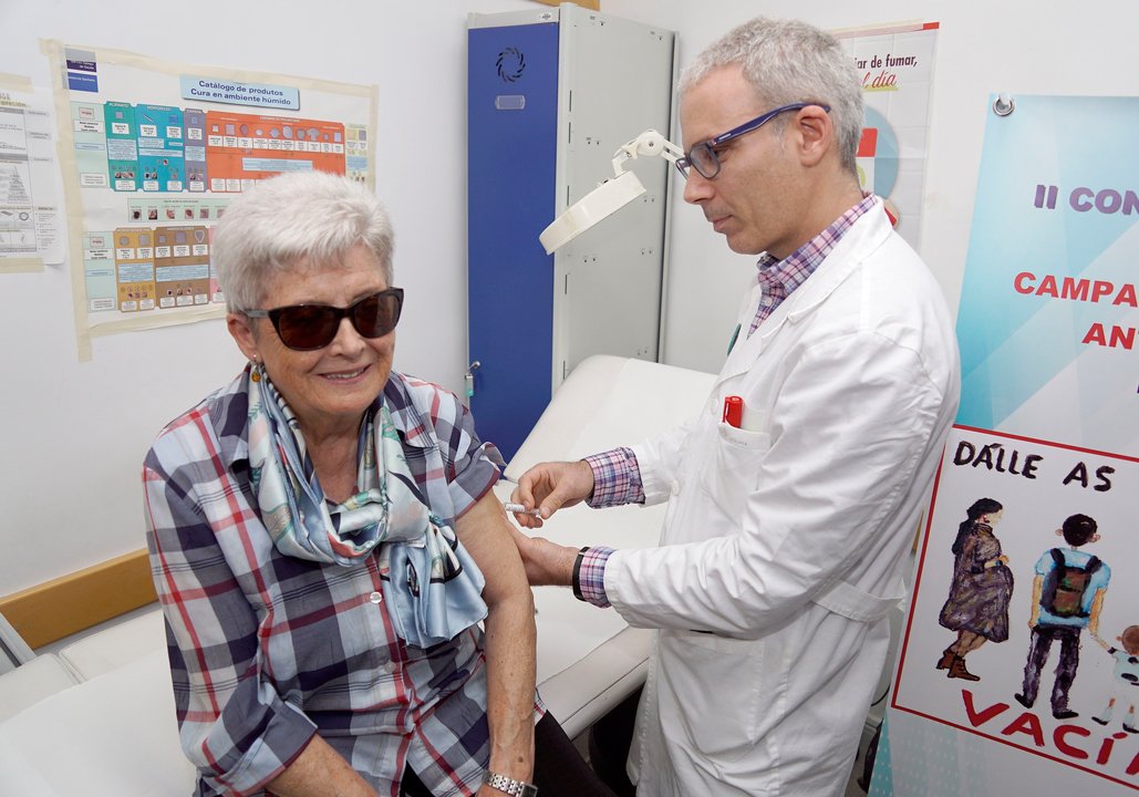 Ángeles, de 74 años, una de las primeras pacientes que acudió a vacunarse.