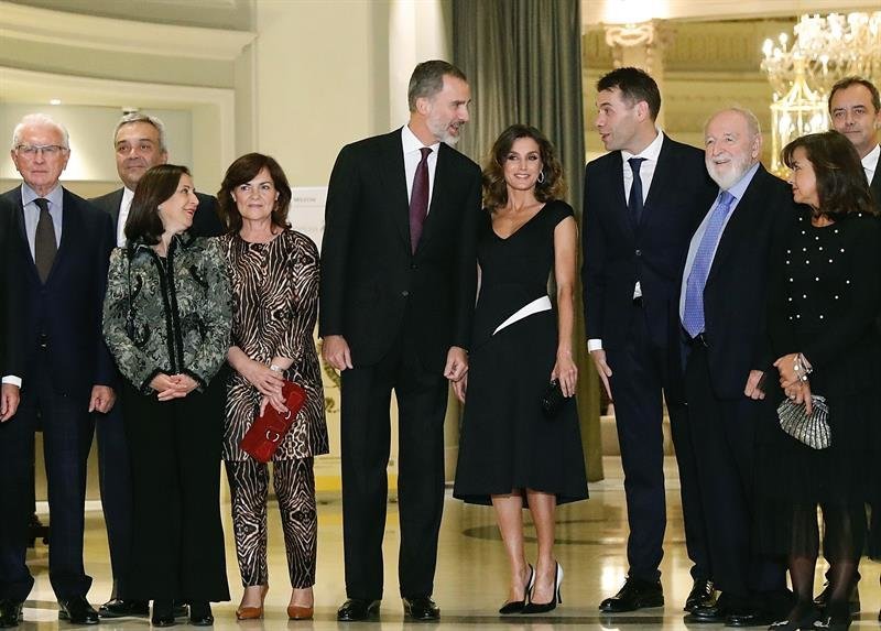 Los Reyes Felipe y Letizia junto a la vicepresidenta del Gobierno, Carmen Calvo