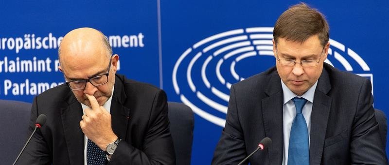 El comisario europeo de Asuntos Económicos, Pierre Moscovici, y el vicepresidente del Ejecutivo comunitario para el Euro, ValdisDombrovskis (d),