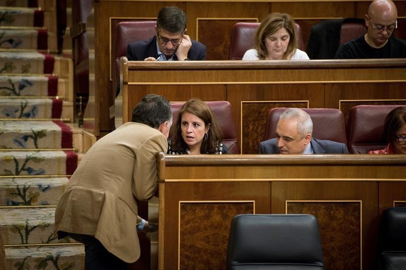 La portavoz del PSOE en el Congreso, Adriana Lastra (c)