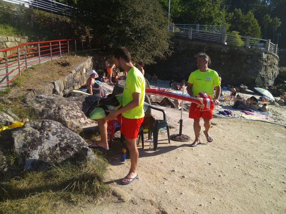 Reconstruir el espigón es la única forma para mantener la arena en la playa de A Punta.