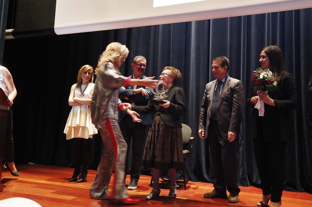La empresaria redondelana y CEO de Alfico, Anna Scheidgen, recibió ayer el Premio Empresarias Galicia 2018 de manos de la galardonada el año pasado, Mary Quintero, en presencia del alcalde de Vigo y la presidenta de la asociación.