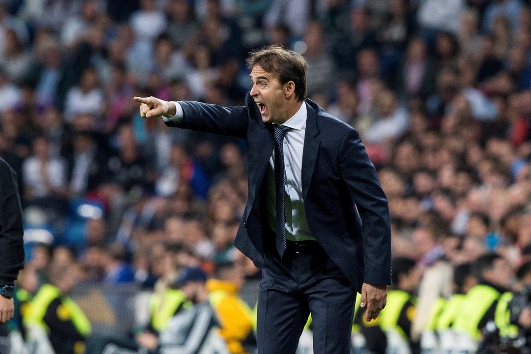 Julen Lopetegui da instrucciones a gritos durante el partido de anoche en el Bernabéu.